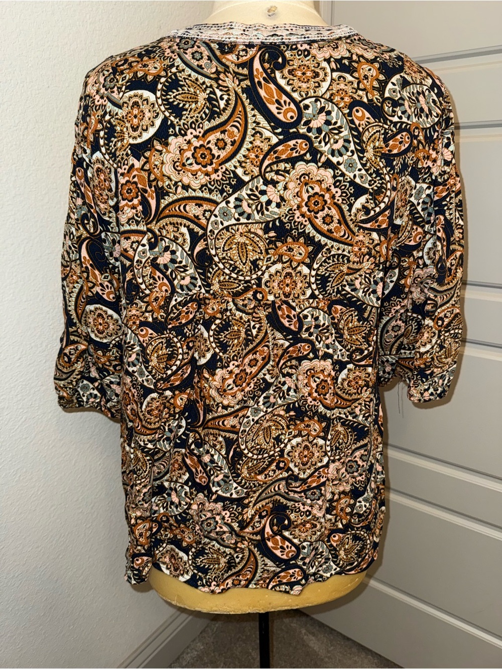 NWT Paisley V-Neck Women’s Blouse - Navy & Tan - Picture 7 of 8